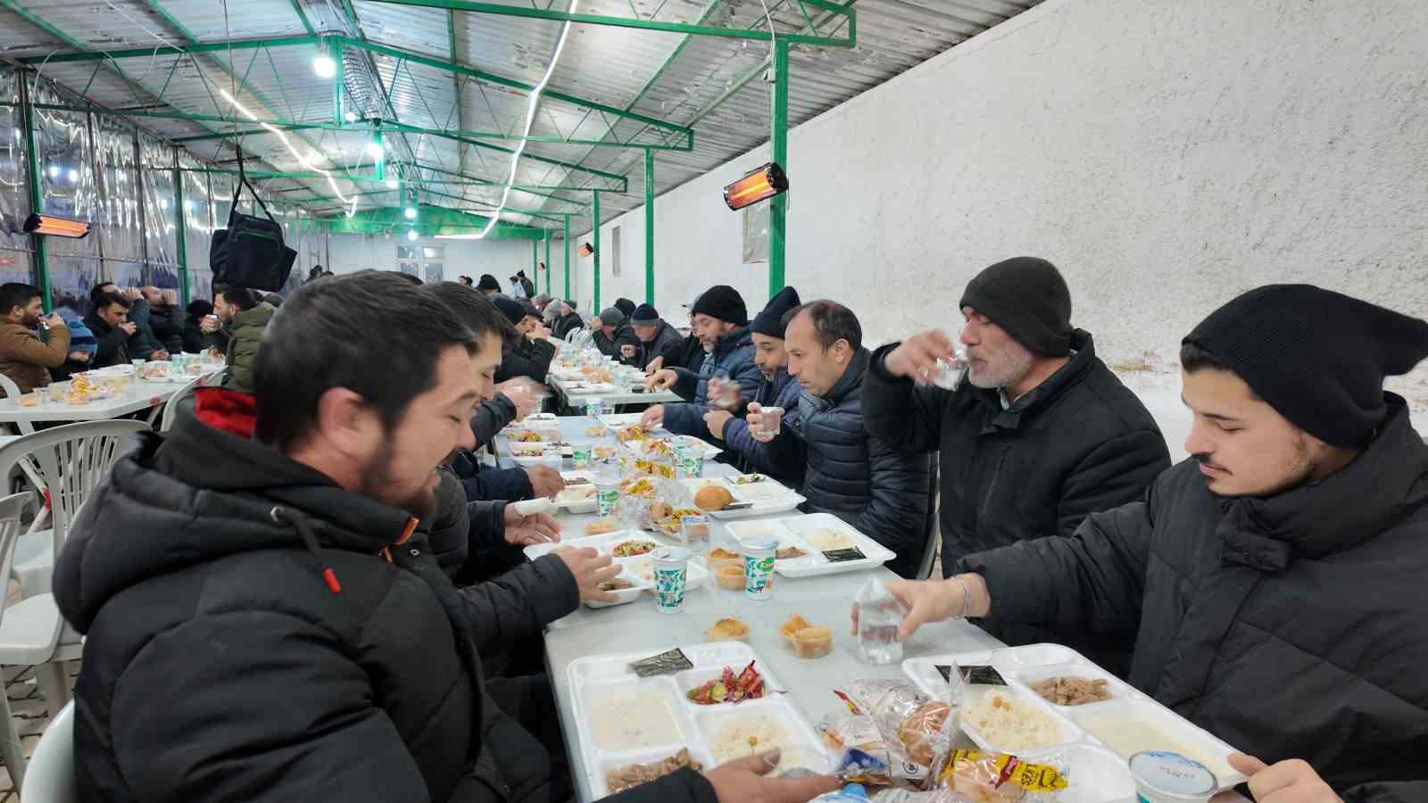 iftar-yemegi-her-aksam-bir-aileden