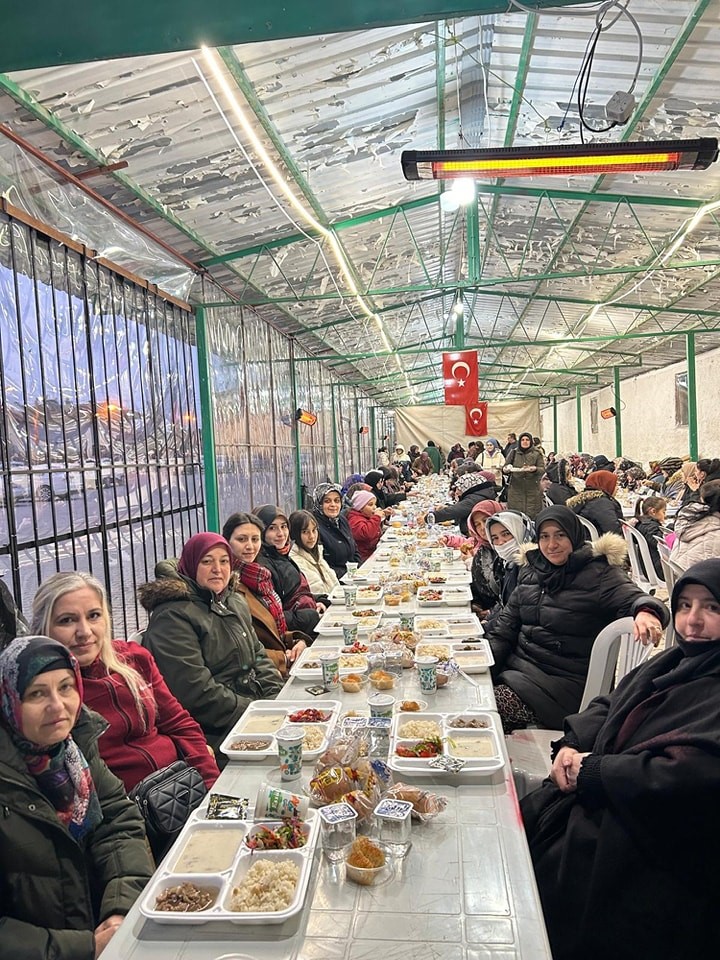 iftar-yemegi-her-aksam-bir-aileden