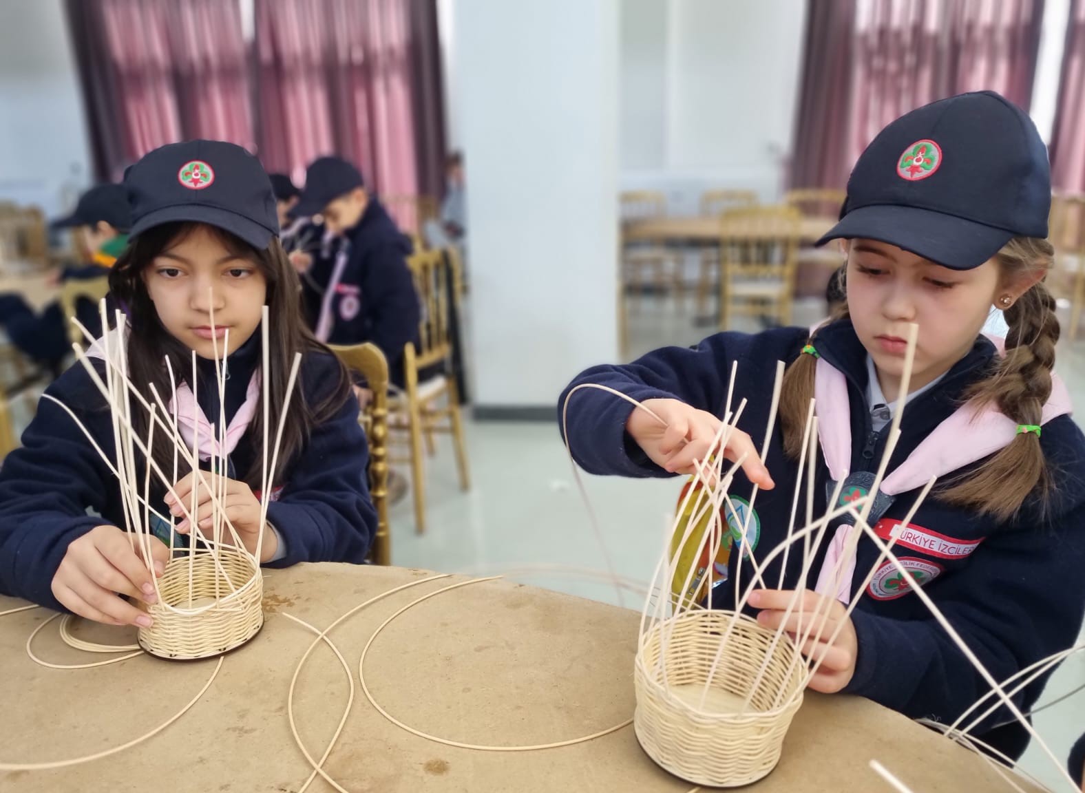 minik-izciler-rattan-bambu-ile-sepet-yapti