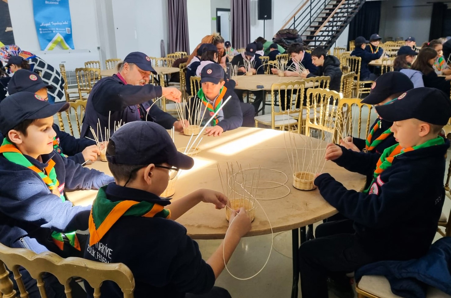 minik-izciler-rattan-bambu-ile-sepet-yapti