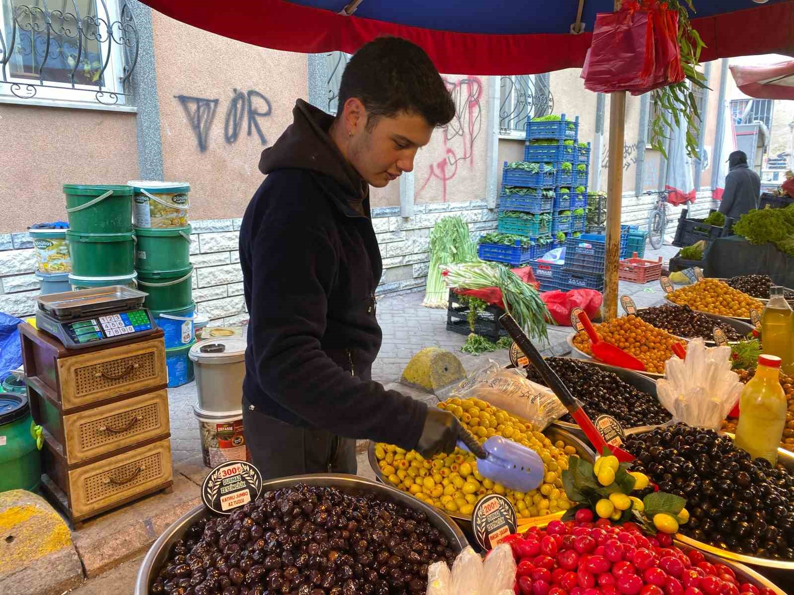 orucluyken-susamamak-icin-eksisi-ve-tuzu-az-olan-zeytinler-daha-cok-tercih-ediliyor