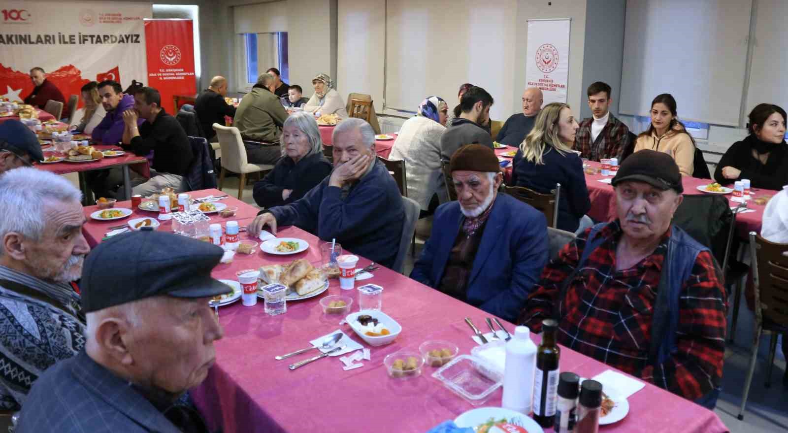 sehit-ve-gazi-yakinlarina-iftar-verildi