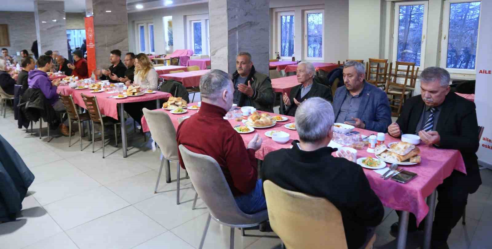 sehit-ve-gazi-yakinlarina-iftar-verildi