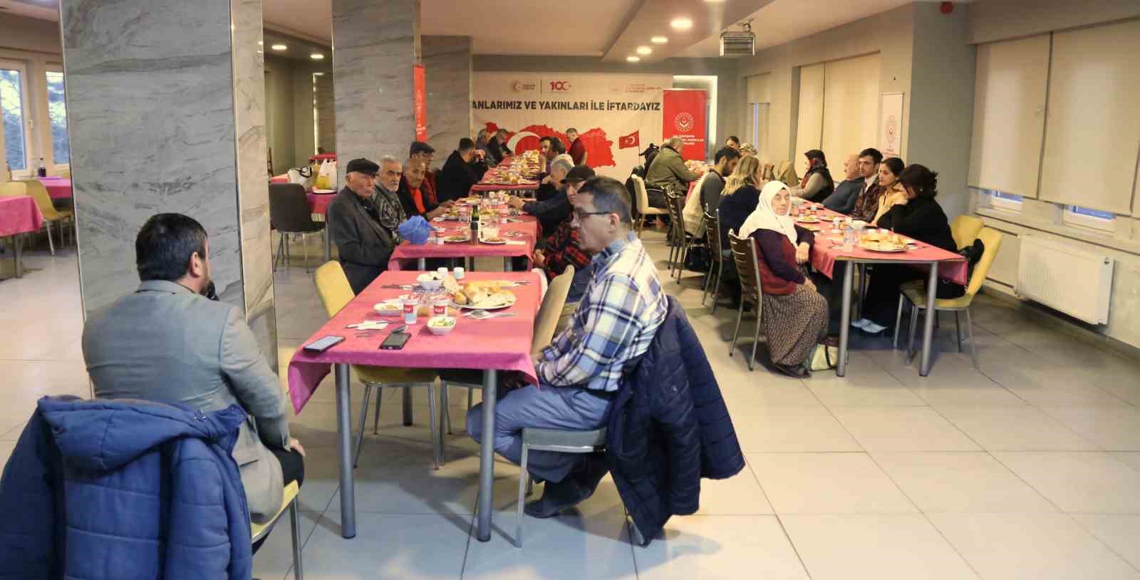 sehit-ve-gazi-yakinlarina-iftar-verildi