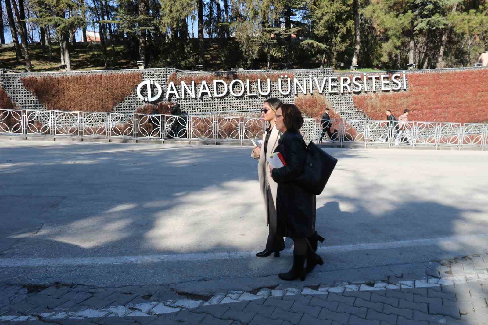 universitede-40-yil-sonunda-kiziyla-birlikte-ogrenci-oldu