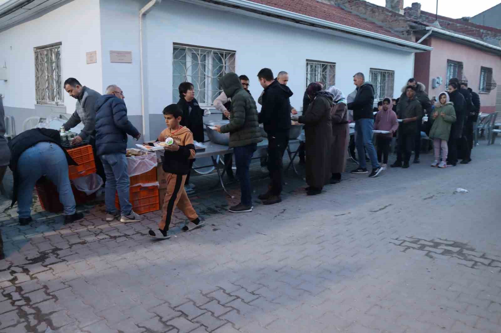 yesiltepe-mahalle-muhtari-mahalle-sakinlerine-iftar-yemegi-verdi