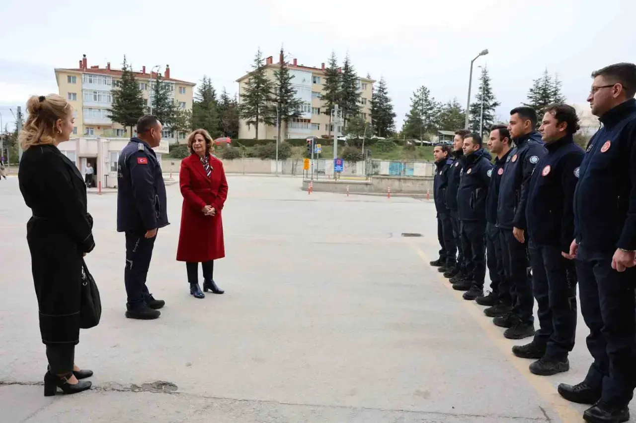 ayse-unluce-belediye-birimlerinin-bayramini-kutladi