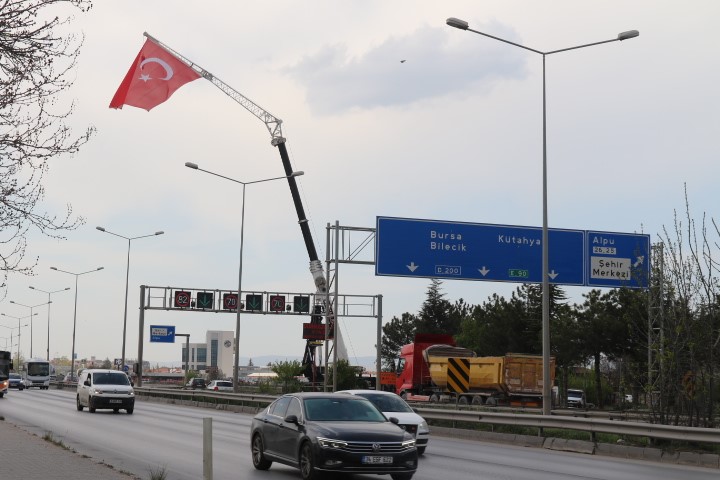 43-metre-yukseklige-dev-turk-bayragi