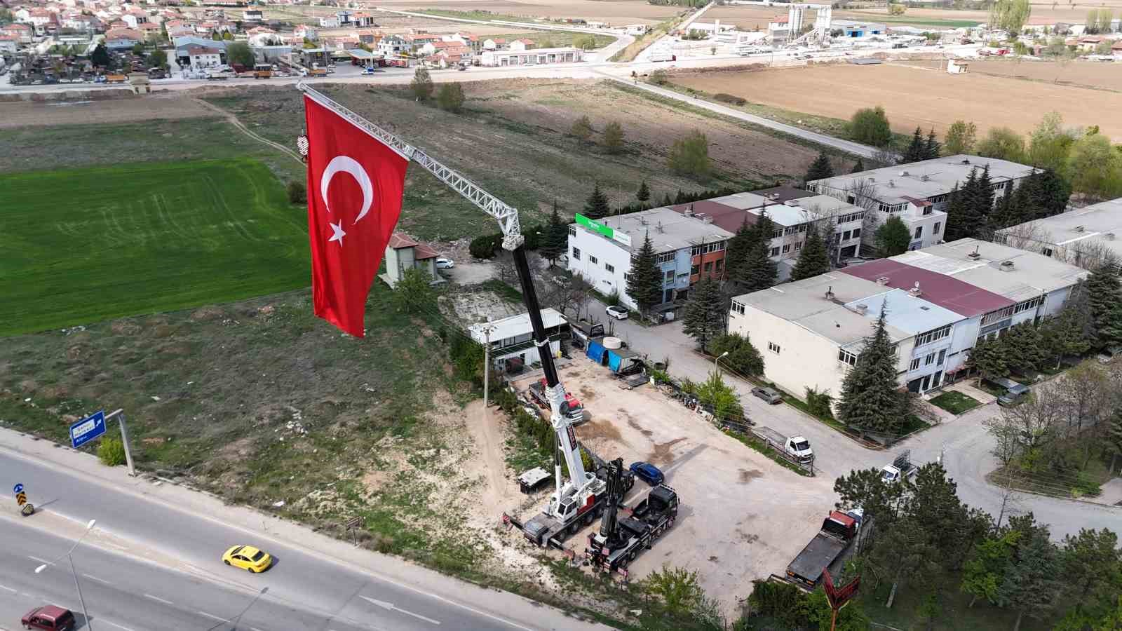 43-metre-yukseklige-dev-turk-bayragi