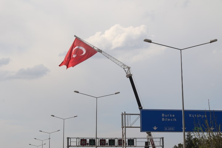 43-metre-yukseklige-dev-turk-bayragi