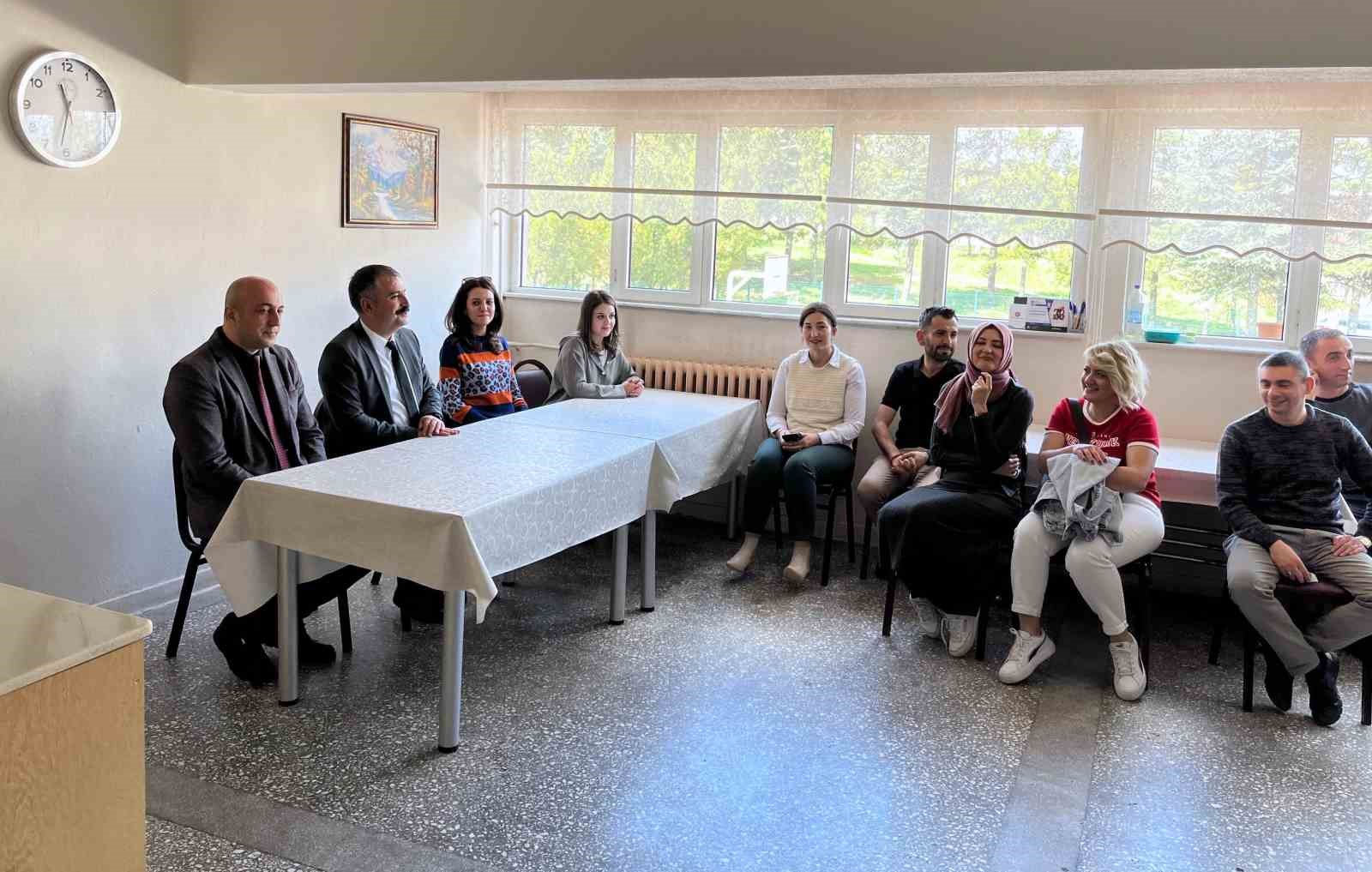 aile-ve-sosyal-hizmetler-il-muduru-bayrak-personel-ile-bayramlasti