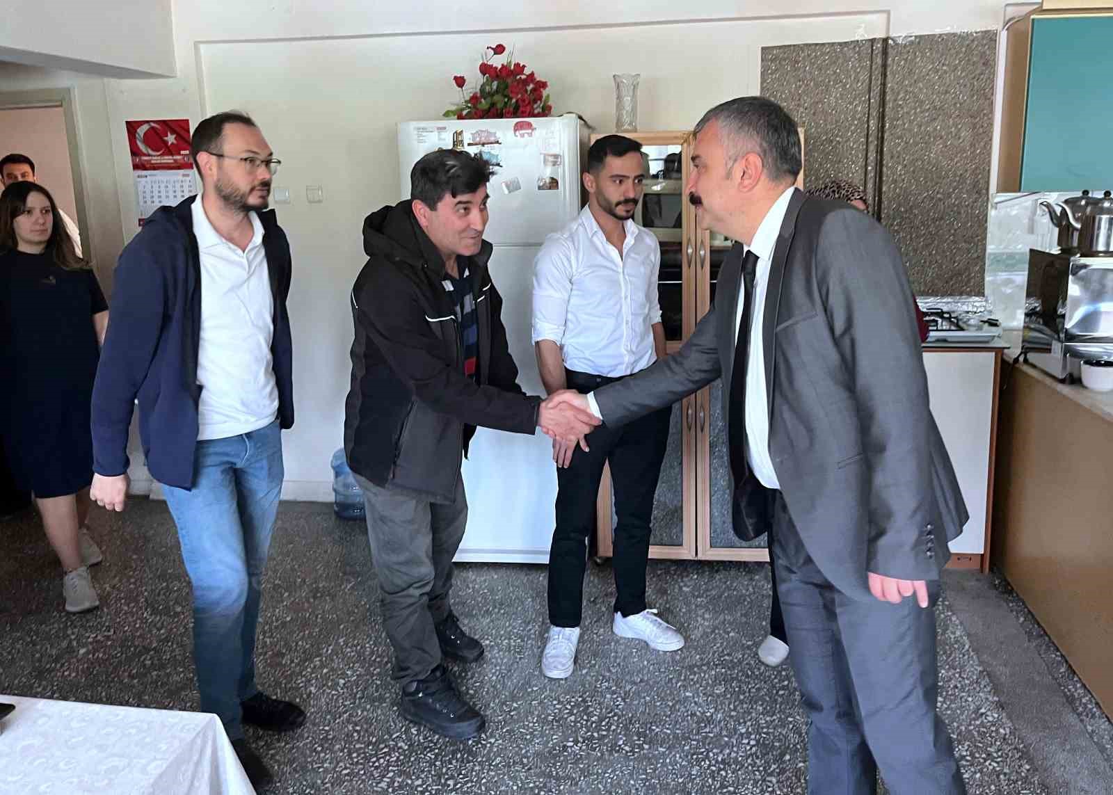 aile-ve-sosyal-hizmetler-il-muduru-bayrak-personel-ile-bayramlasti