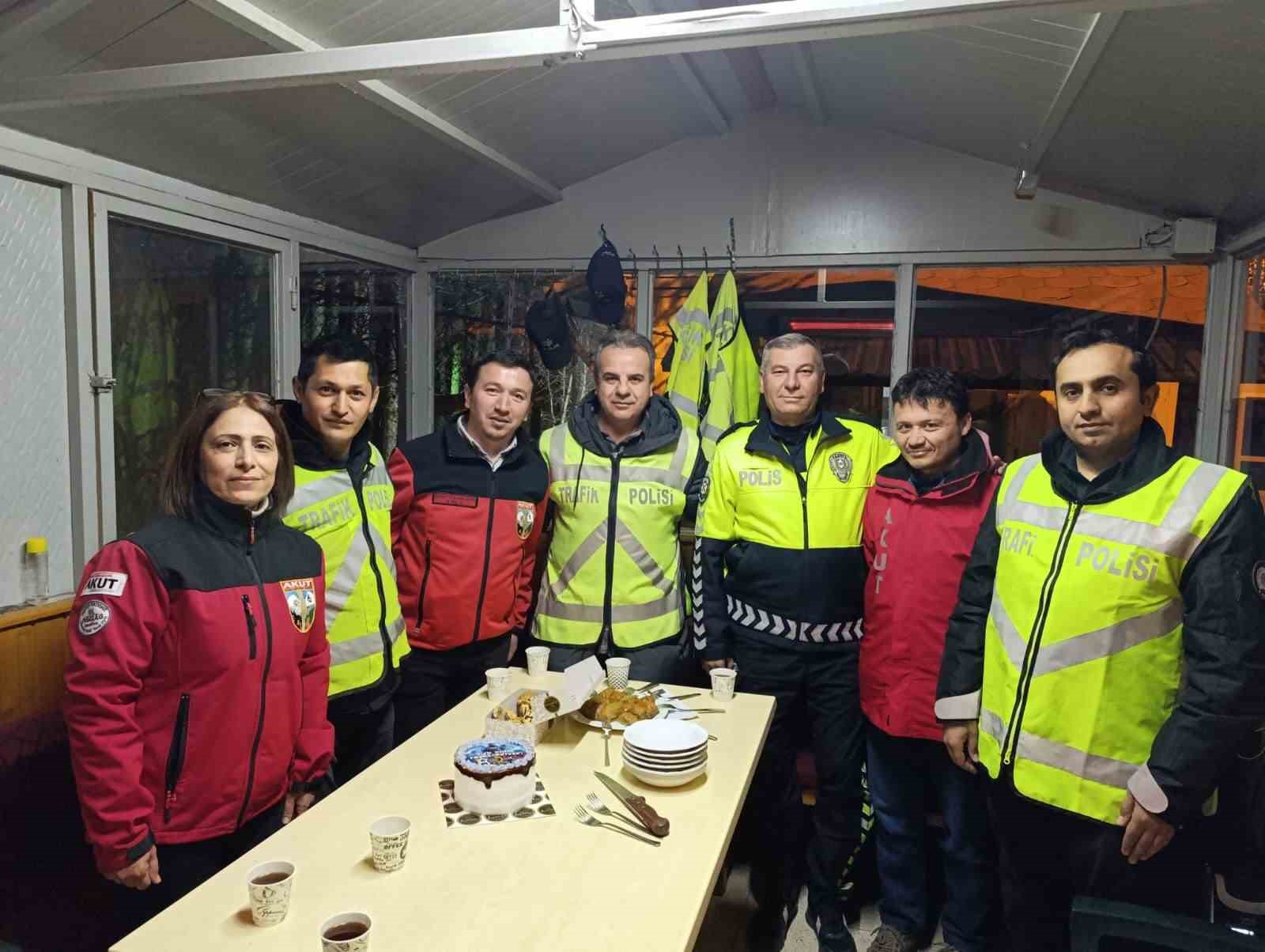 akut-ekibi-polis-haftasina-ozel-ziyaret-gerceklestirdi