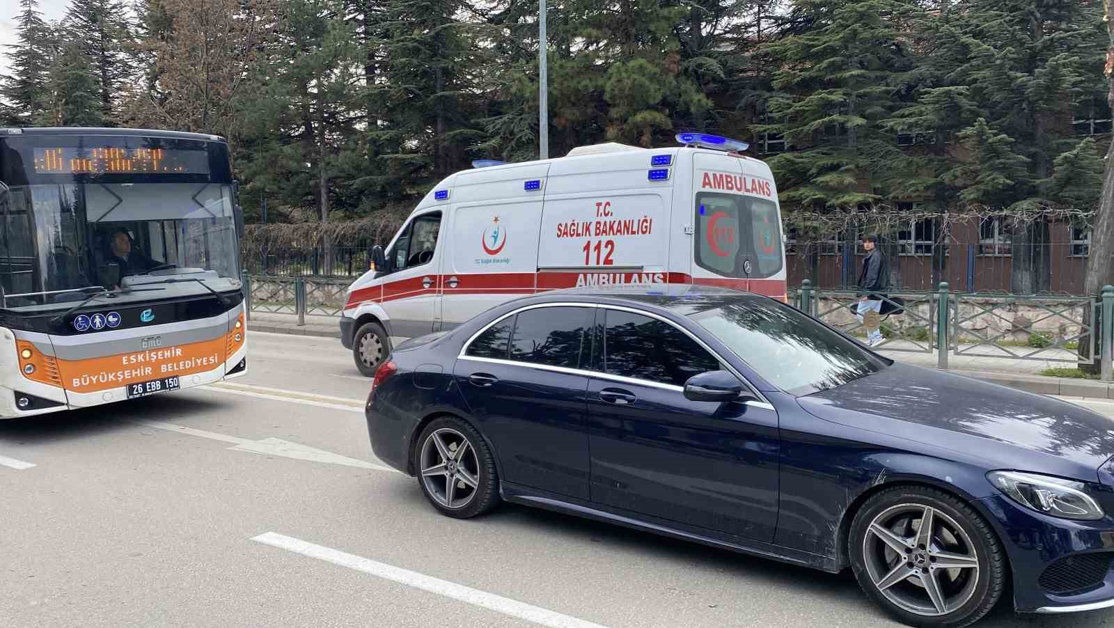 ani-fren-yapan-otomobile-arkadan-carpan-motosikletin-surucusu-yaralandi