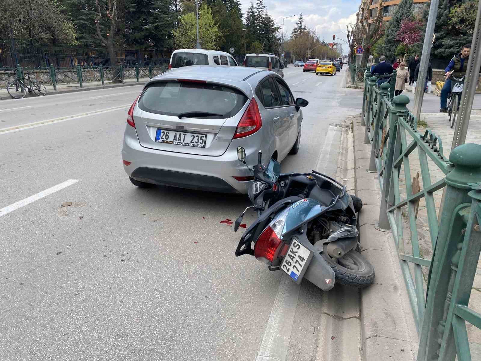 ani-fren-yapan-otomobile-arkadan-carpan-motosikletin-surucusu-yaralandi