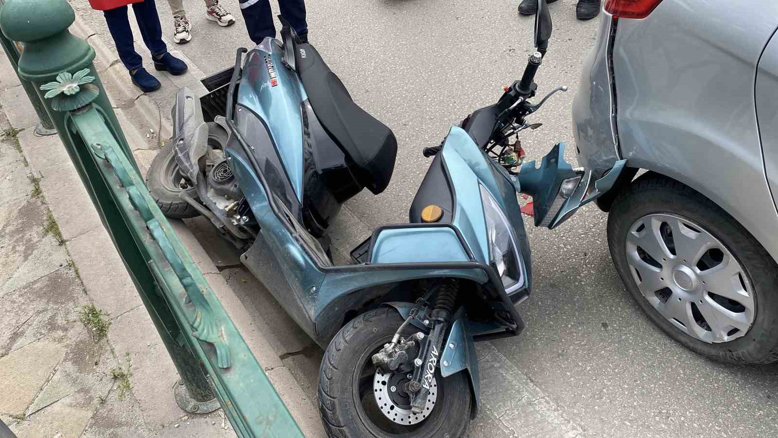 ani-fren-yapan-otomobile-arkadan-carpan-motosikletin-surucusu-yaralandi
