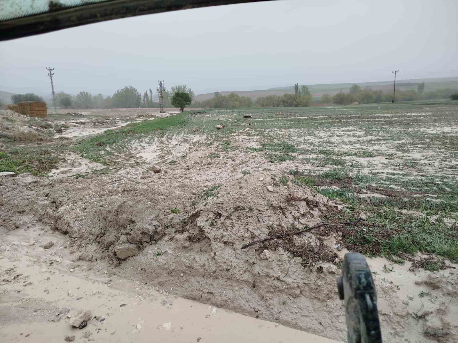 ceviz-buyuklugunde-dolu-yagdi-700-dekar-tarim-arazisi-zarar-gordu