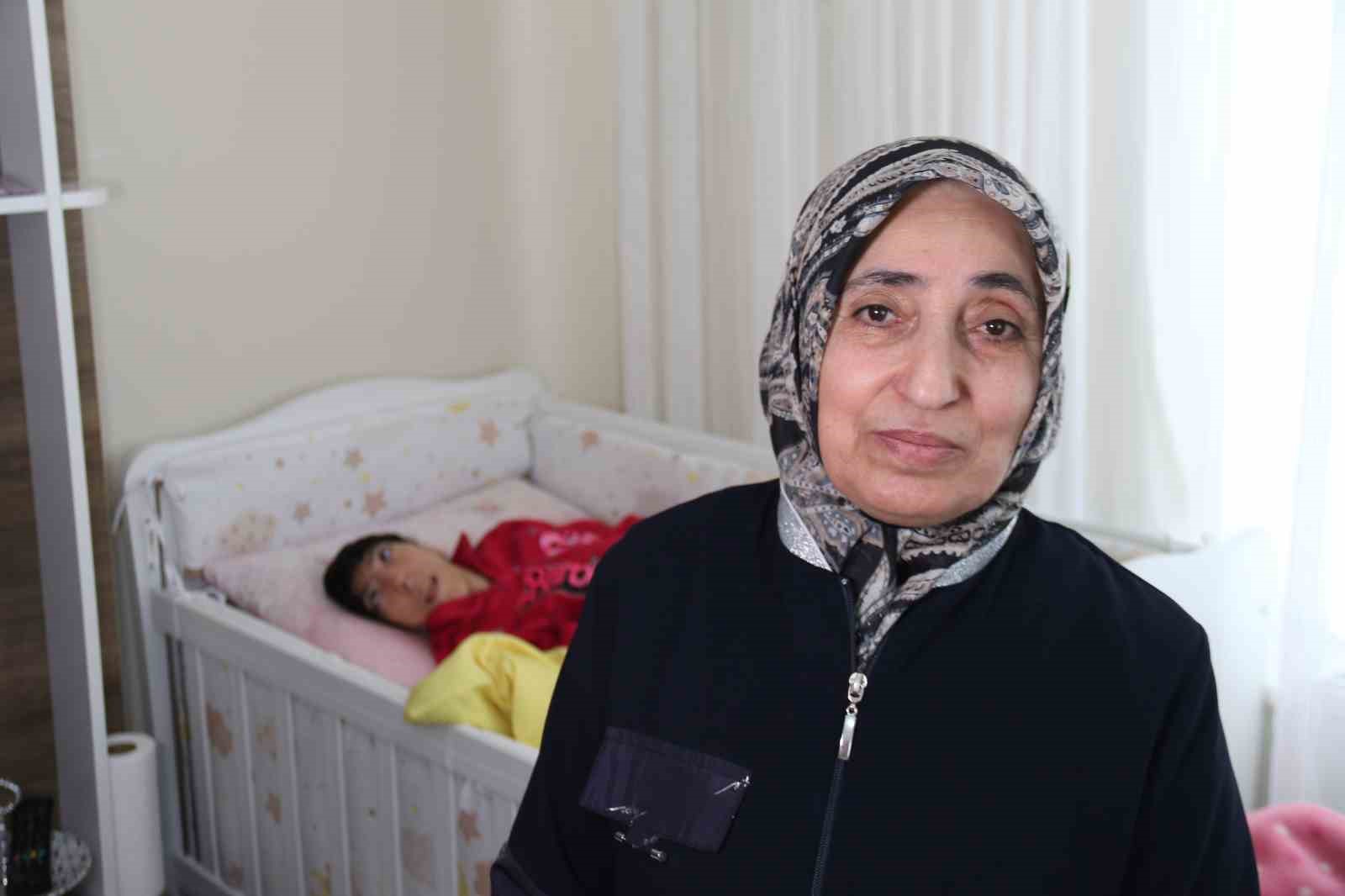esinin-ne-haliniz-varsa-gorun-diyerek-terk-ettigi-kadin-33-yildir-engelli-kizina-tek-basina-bakiyor