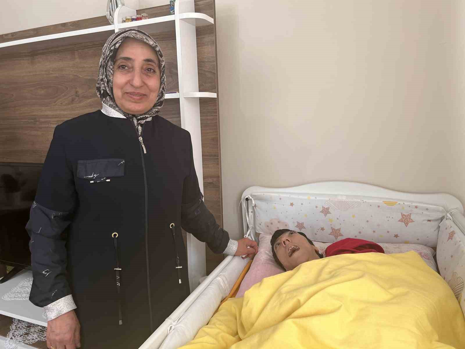 esinin-ne-haliniz-varsa-gorun-diyerek-terk-ettigi-kadin-33-yildir-engelli-kizina-tek-basina-bakiyor