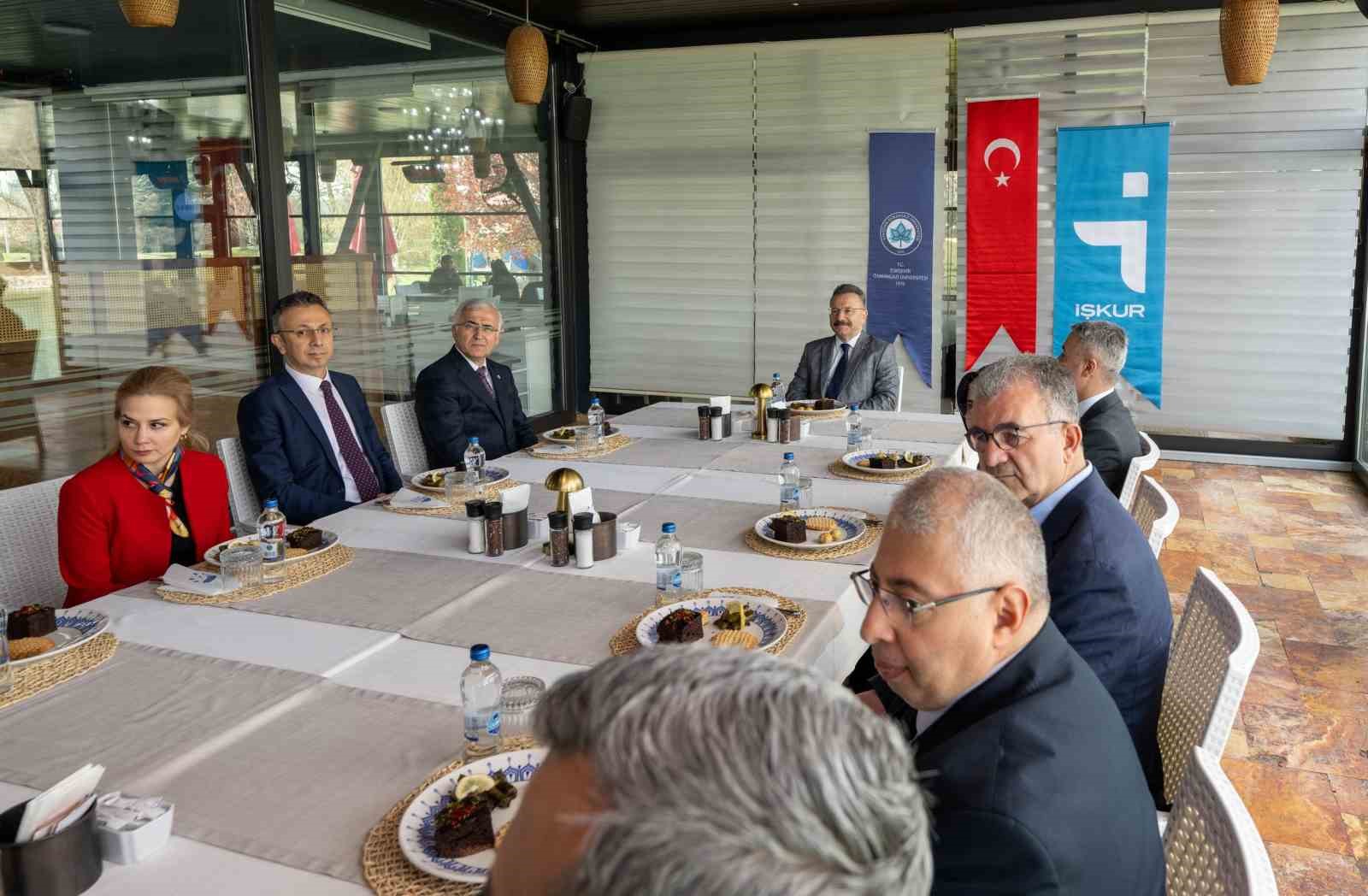 eskisehirde-restoran-yoneticiligi-mesleki-egitim-kursu-sertifikalari-verildi