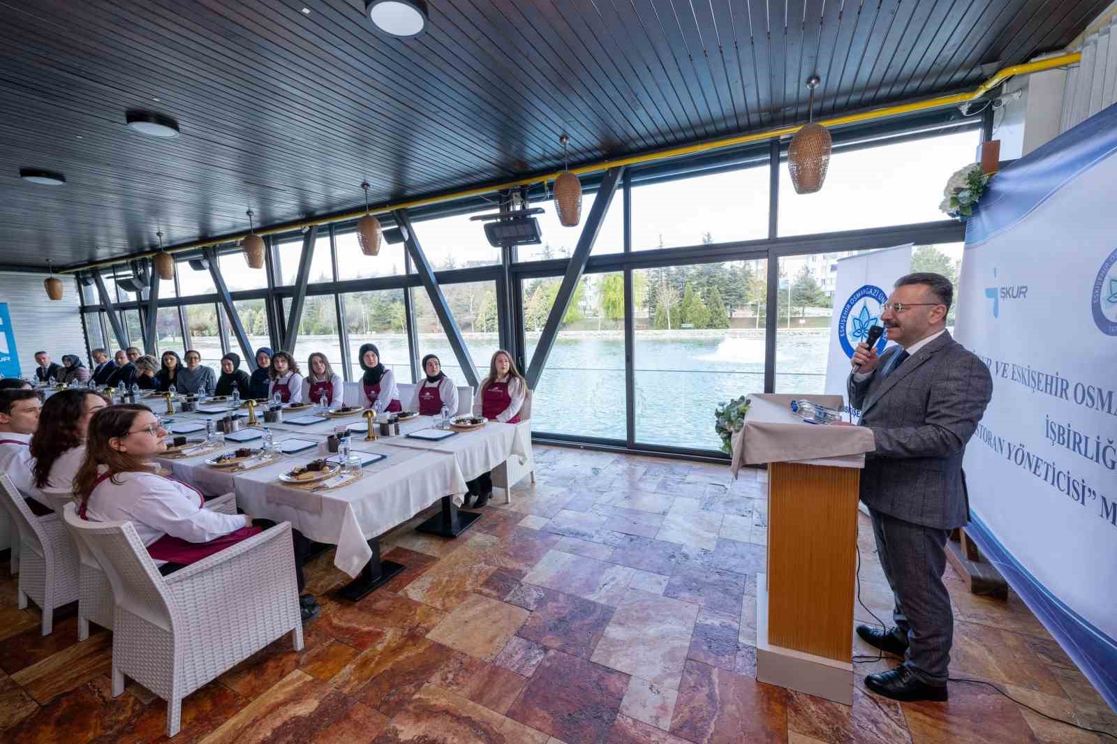 eskisehirde-restoran-yoneticiligi-mesleki-egitim-kursu-sertifikalari-verildi
