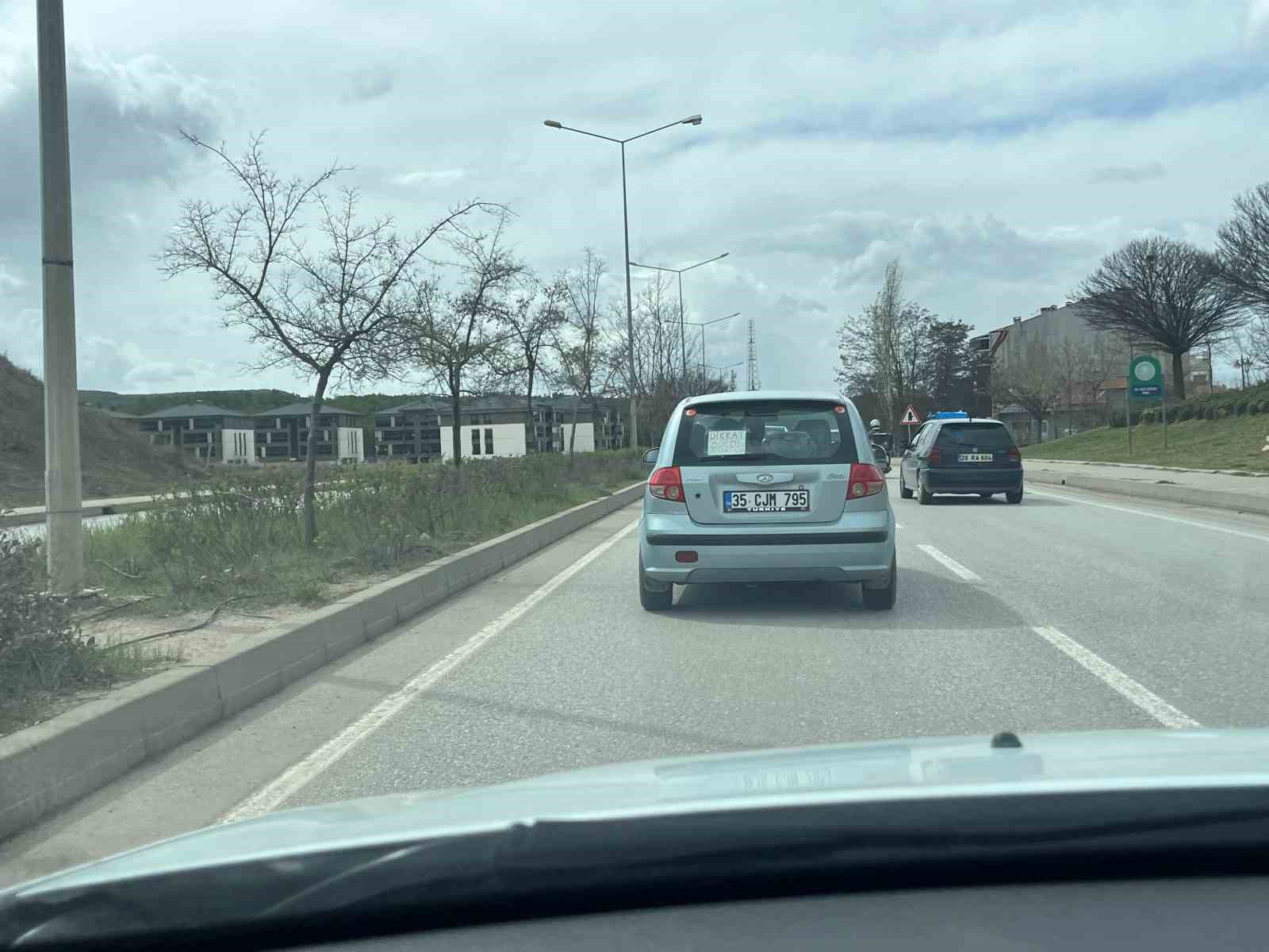 eskisehirde-surucunun-aracina-astigi-not-dikkat-cekti