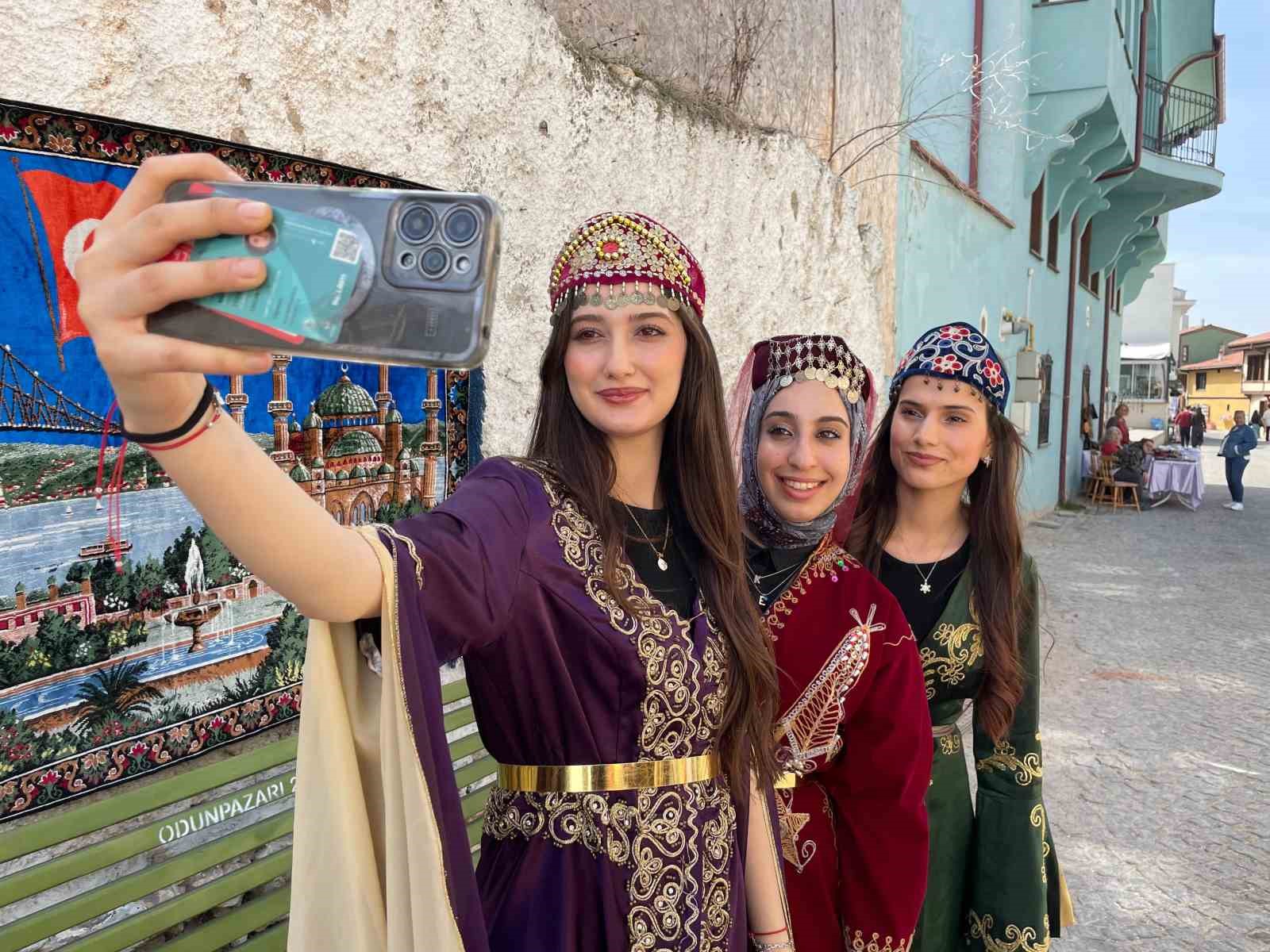 eskisehirin-kultur-mirasini-dukkaninda-yasatiyor