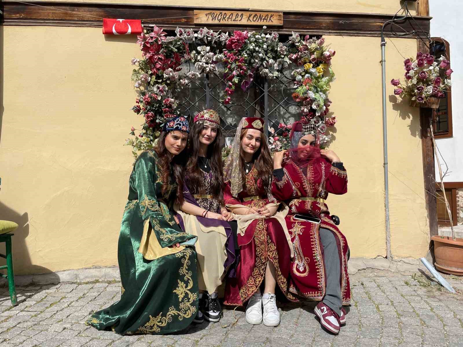 eskisehirin-kultur-mirasini-dukkaninda-yasatiyor