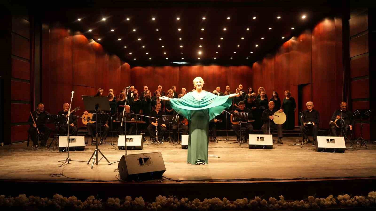eso-turk-sanat-muzigi-korosundan-nostalji-dolu-yesilcam-sarkilari-konseri