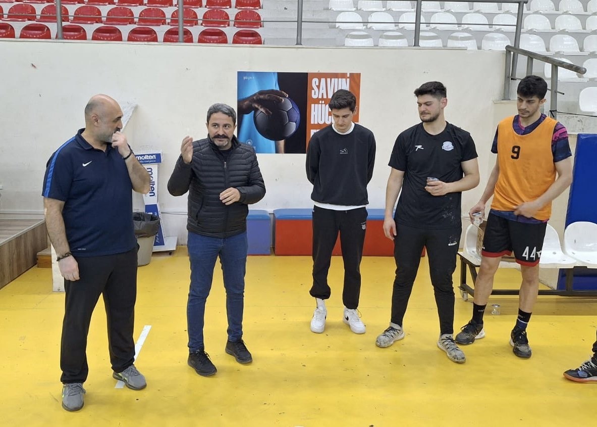 genclik-ve-spor-il-muduru-kalin-hentbol-antrenmanina-konuk-oldu