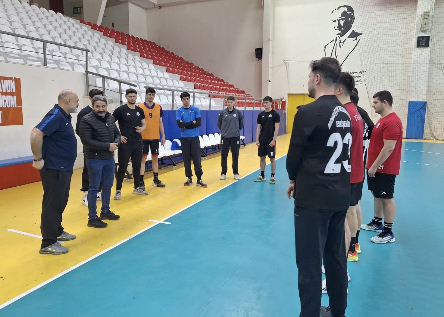 genclik-ve-spor-il-muduru-kalin-hentbol-antrenmanina-konuk-oldu