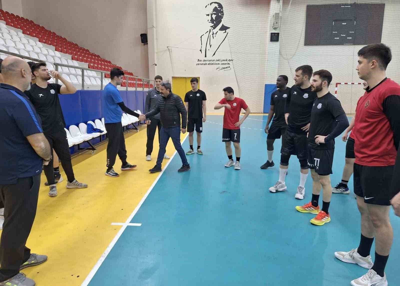 genclik-ve-spor-il-muduru-kalin-hentbol-antrenmanina-konuk-oldu