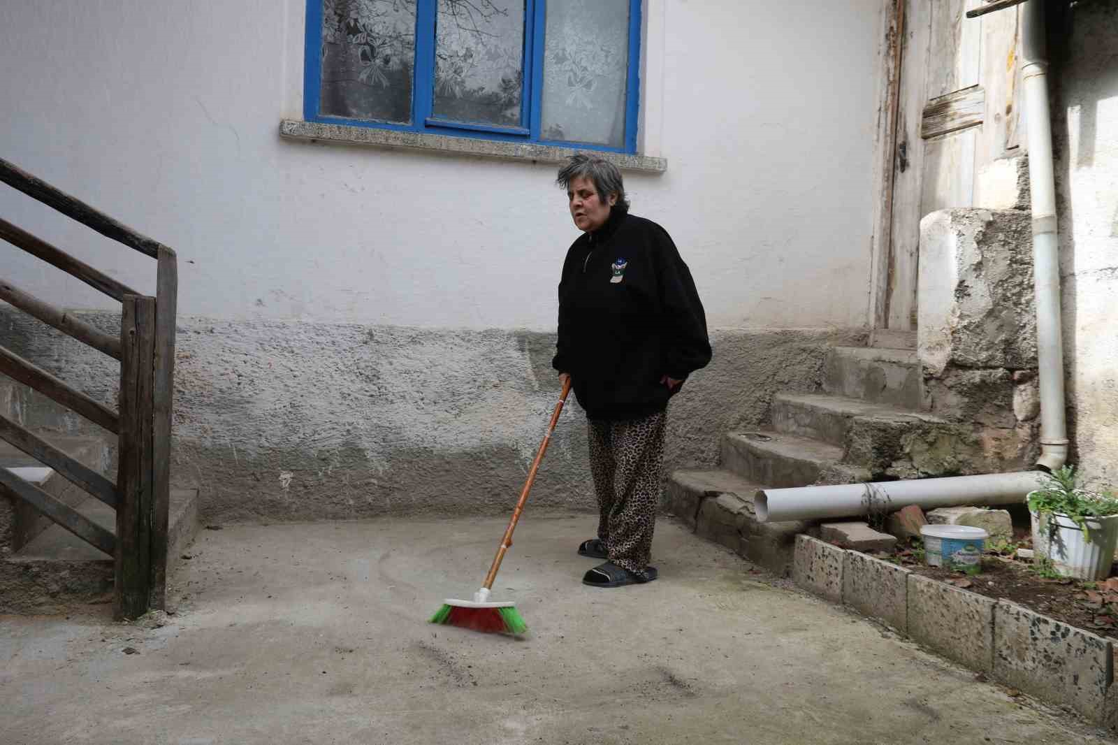 gorme-engeline-ragmen-tek-basina-yasayip-hayata-dort-elle-sarilan-kadin-azmiyle-taktir-topluyor