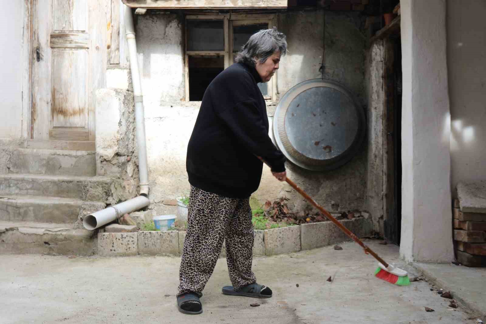 gorme-engeline-ragmen-tek-basina-yasayip-hayata-dort-elle-sarilan-kadin-azmiyle-taktir-topluyor