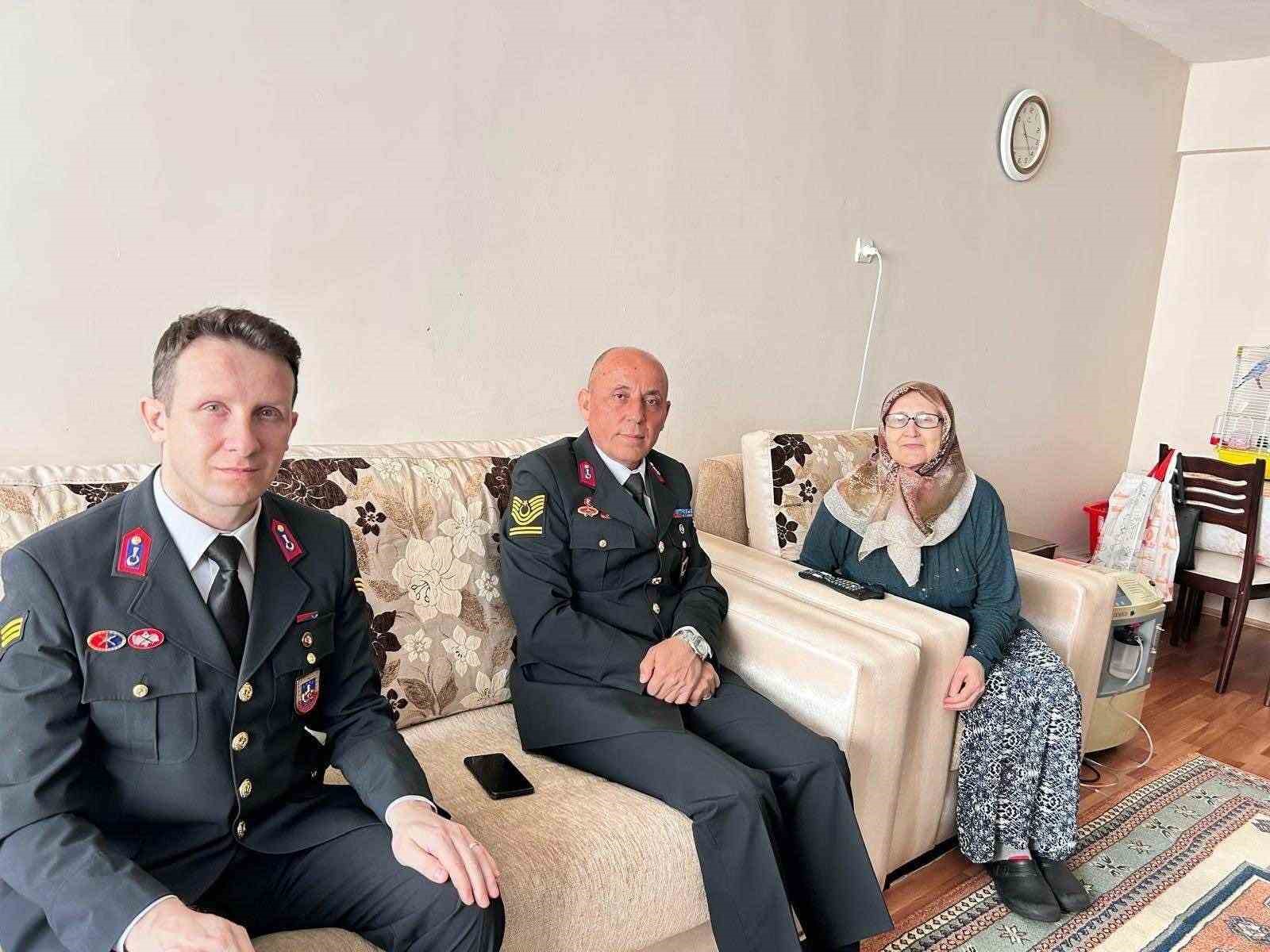 il-jandarma-komutanligindan-sehit-ve-gazi-ailelerine-ziyaret