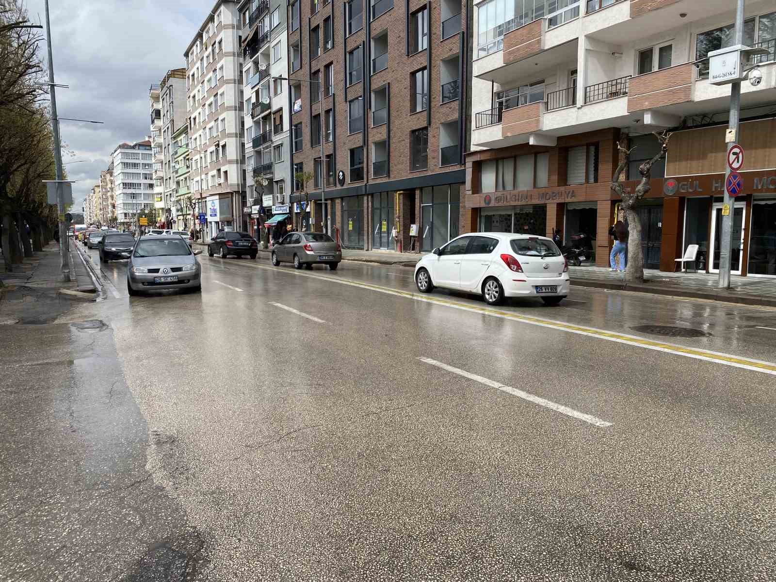 islak-zeminde-kayarak-yere-dusen-kurye-yaralandi