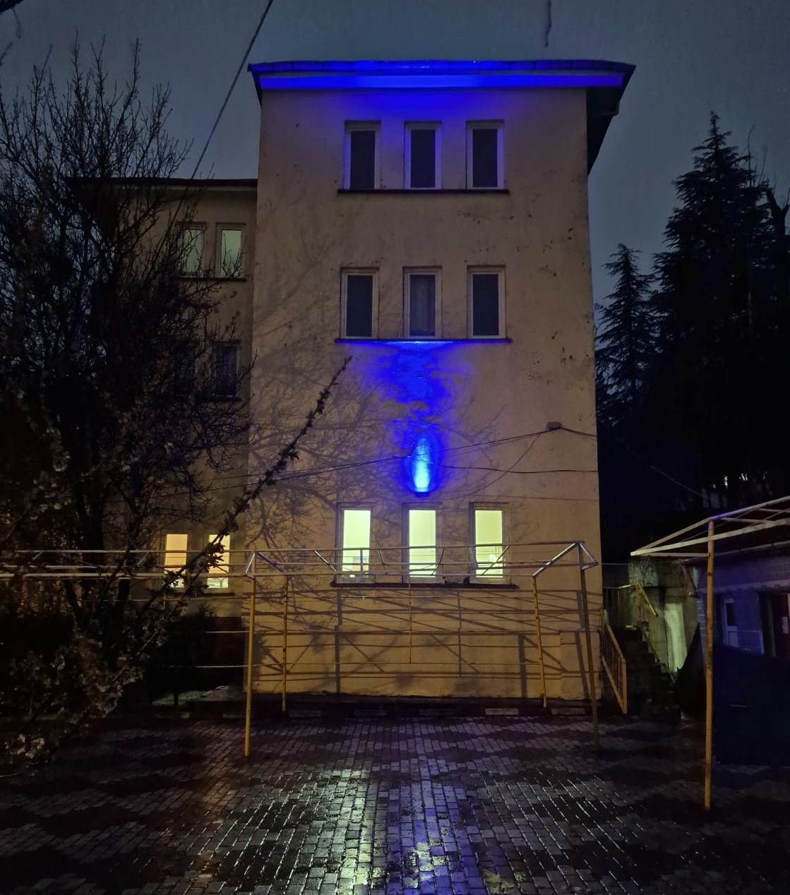 kamu-binalari-otizme-dikkat-cekmek-amaciyla-mavi-isik-ile-aydinlatildi