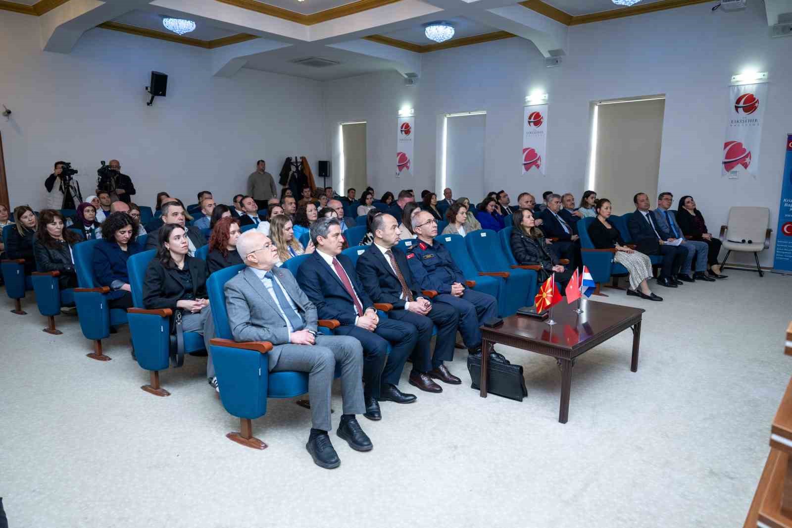 kriz-ve-afet-zamanlarinda-bagimlilikla-mucadelede-kamu-stk-is-birligi-toplantisi-yapildi