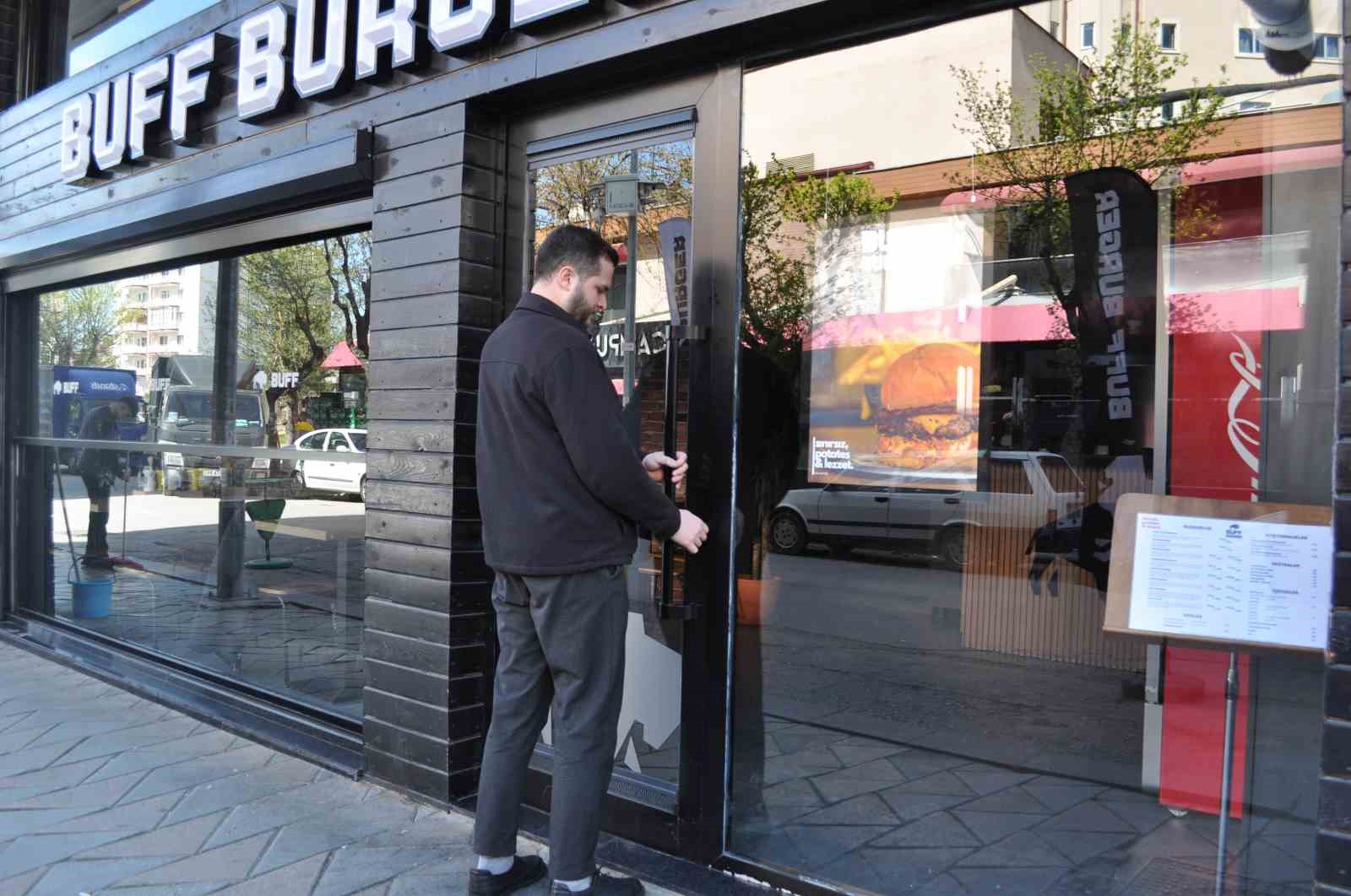 milyonlarca-borcu-olan-isletme-sahibi-icerisinde-bulundugu-durumu-mizaha-vurdu