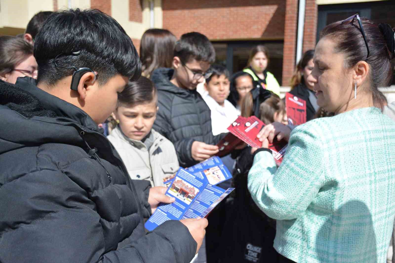 ogrenciler-anadolu-universitesi-kutuphanesini-ziyaret-etti