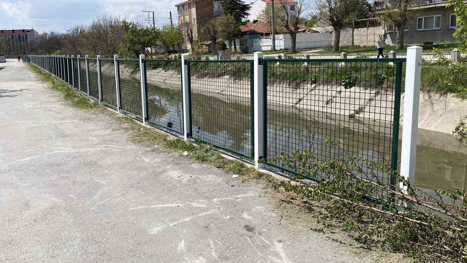 olum-kanalina-yapilan-korkuluklarin-yetersizligi-vatandasi-isyan-ettirdi