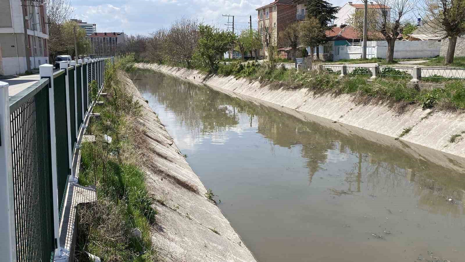 olum-kanalina-yapilan-korkuluklarin-yetersizligi-vatandasi-isyan-ettirdi