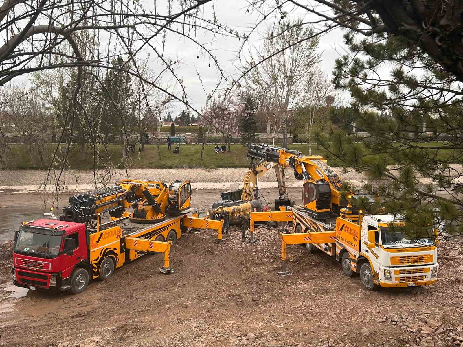 porsuk-cayi-zeminine-gomulen-ekskavator-2-vinc-ile-cikarildi