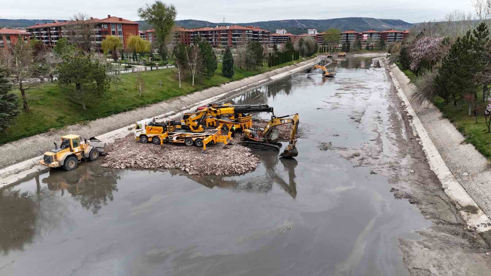 porsuk-cayi-zeminine-gomulen-ekskavator-2-vinc-ile-cikarildi
