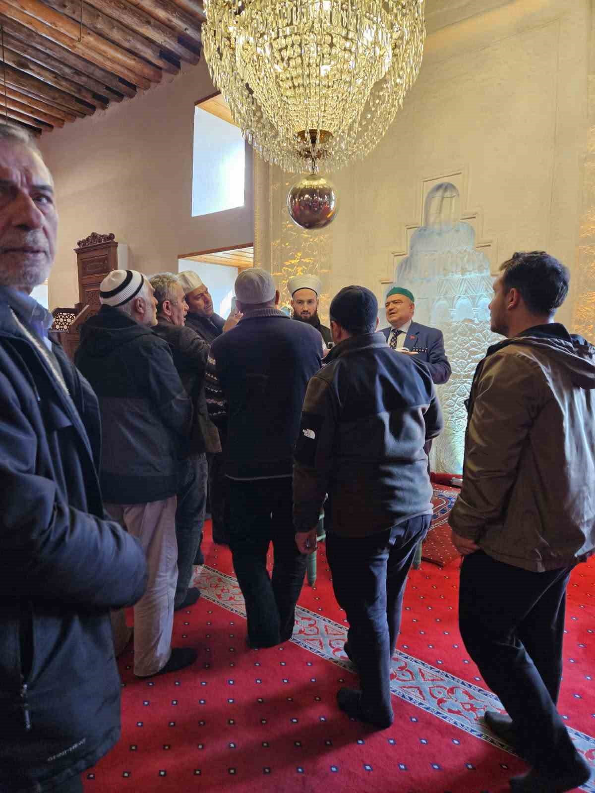 sivrihisar-ulu-camiine-sac-i-serifi-bagisladi