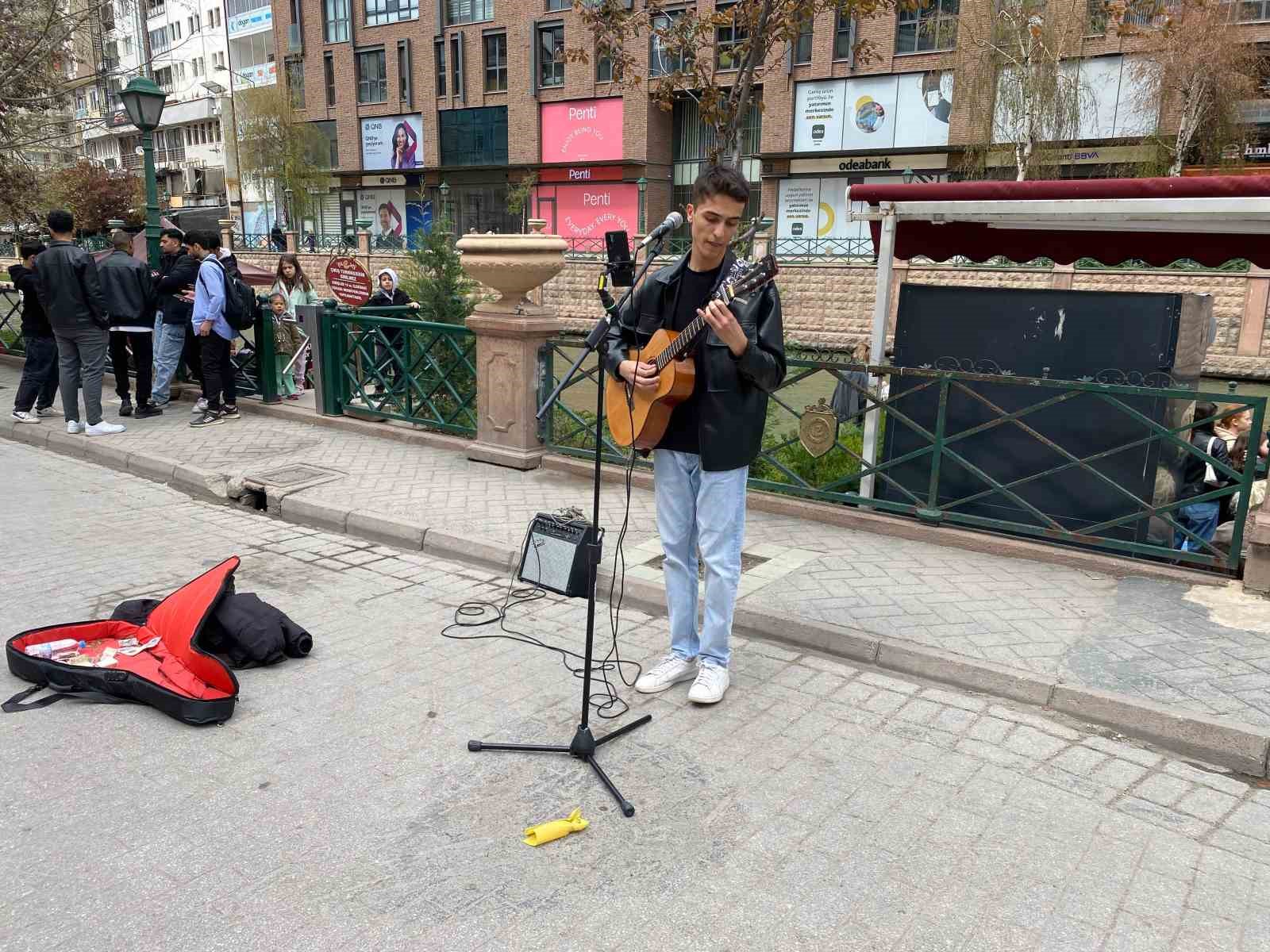 sokak-muzisyeni-bayram-tatilinde-de-sanatina-devam-etti