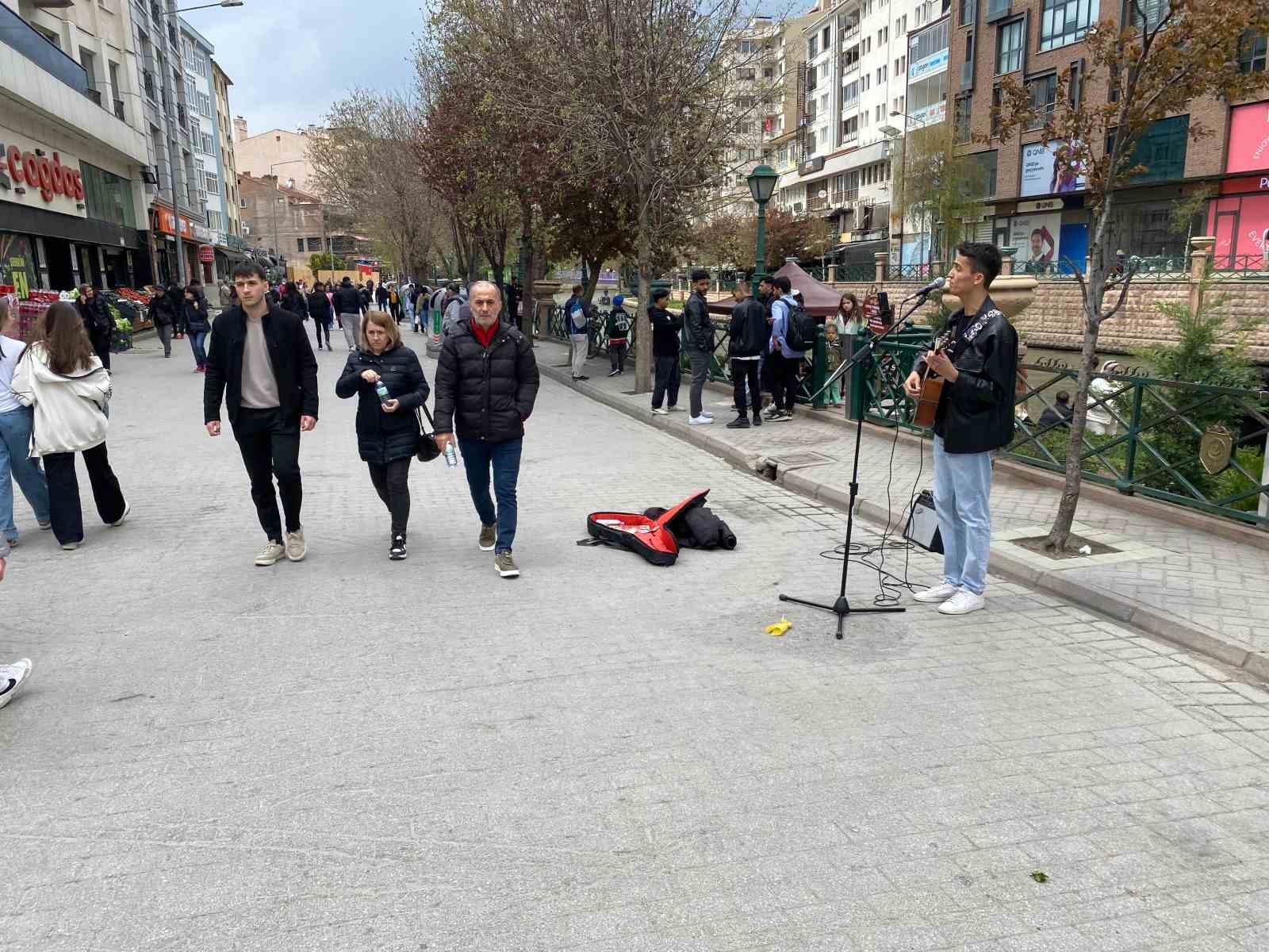 sokak-muzisyeni-bayram-tatilinde-de-sanatina-devam-etti