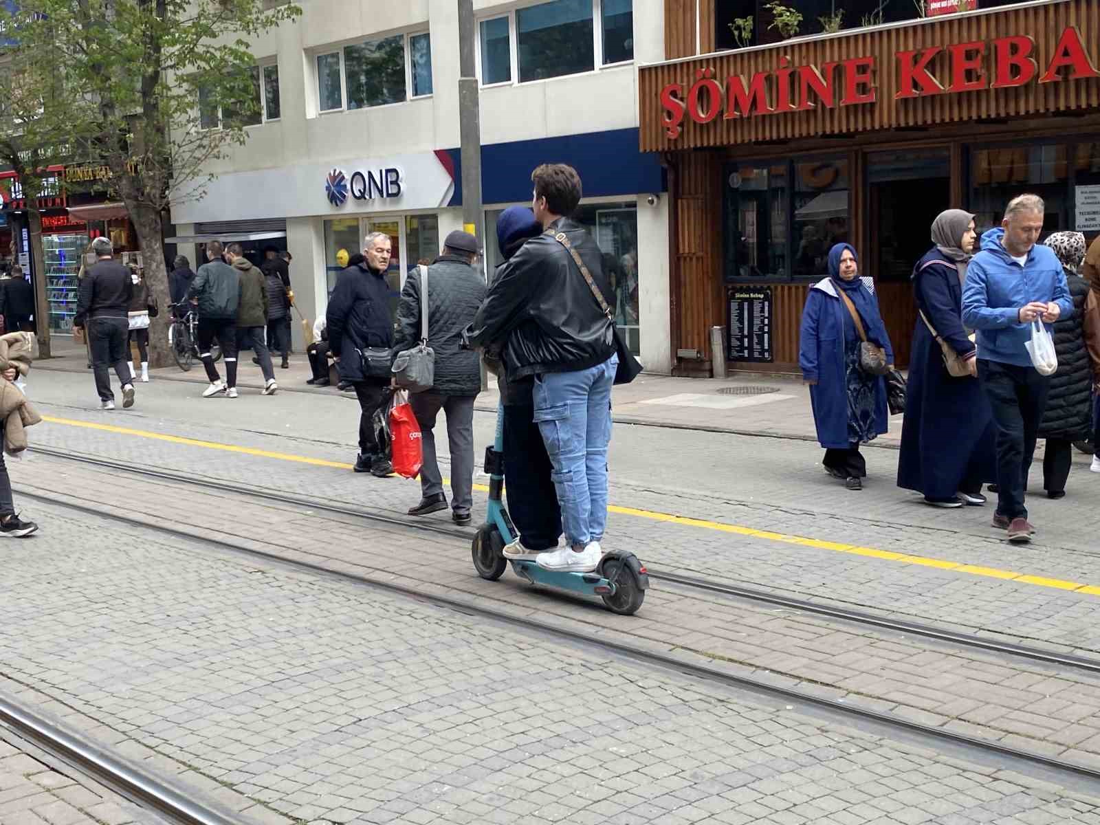 tramvay-yolunda-ayni-scootera-binen-2-kisi-onlerine-gelene-zil-caldi