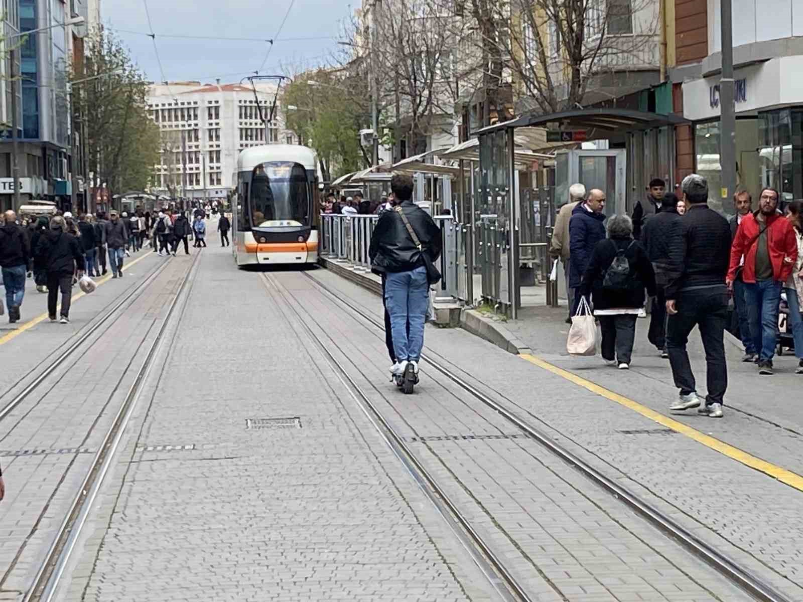 tramvay-yolunda-ayni-scootera-binen-2-kisi-onlerine-gelene-zil-caldi