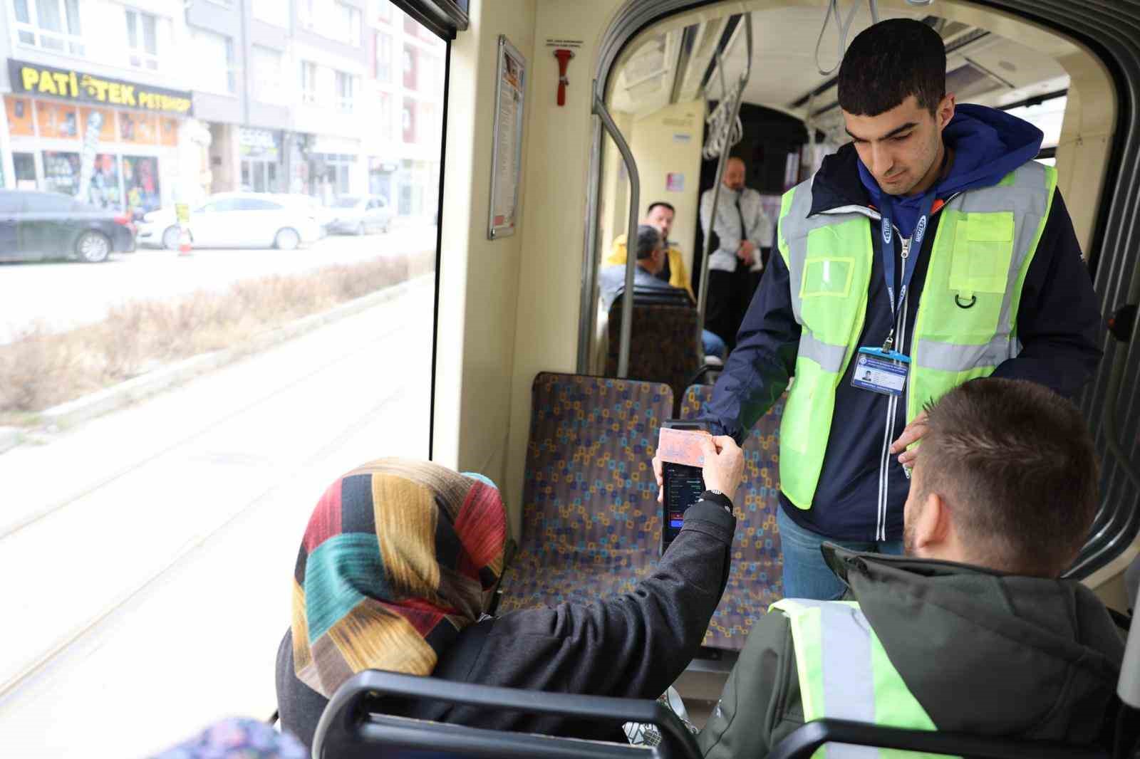 travmalarda-bilet-kontrolunu-otizmli-bireyler-yapti